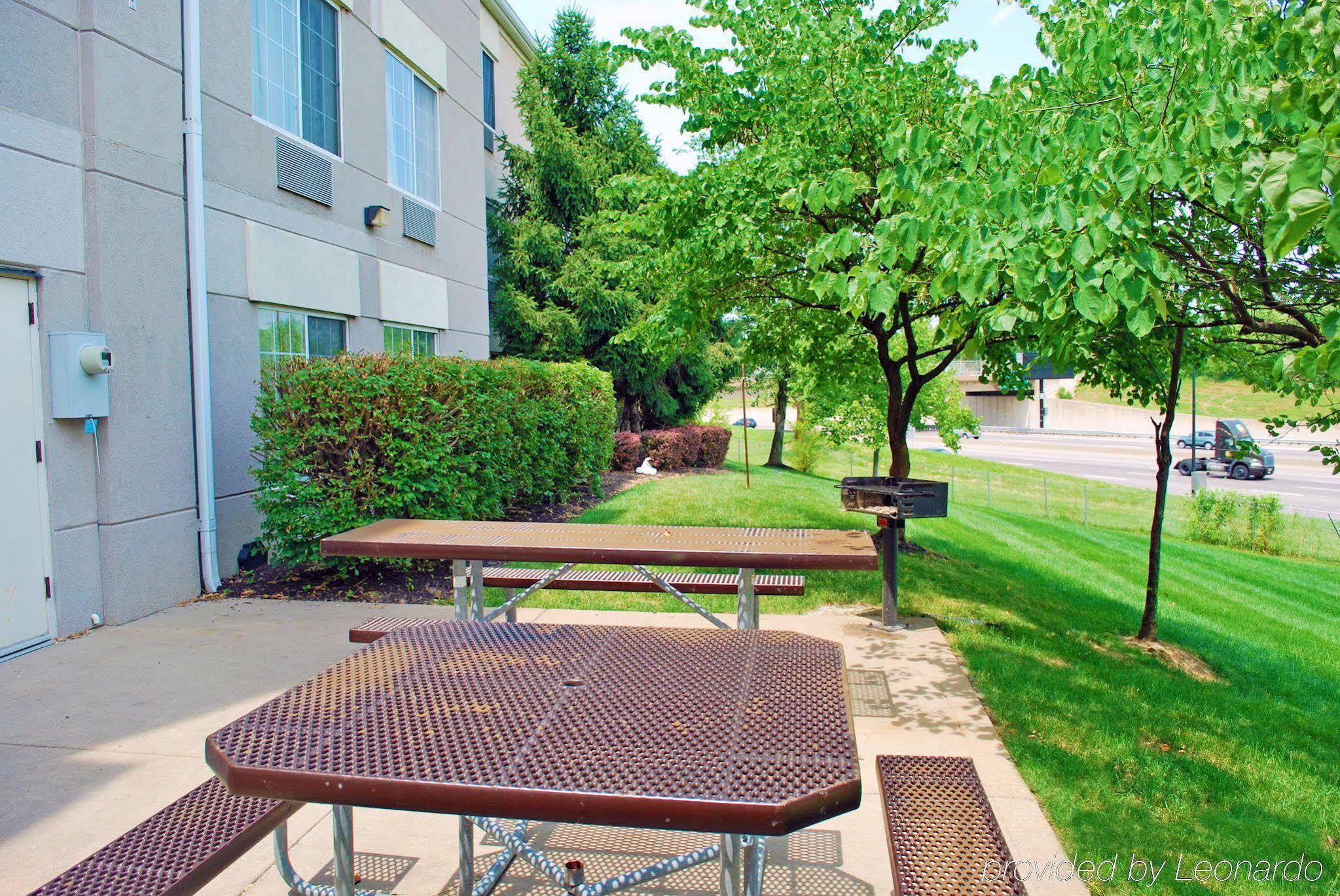Extended America Select - St Louis - Airport -